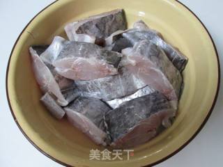 煎带鱼的做法步骤：1