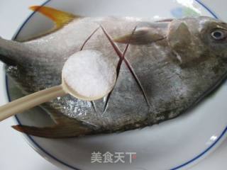 清蒸金鲳鱼的做法步骤：2
