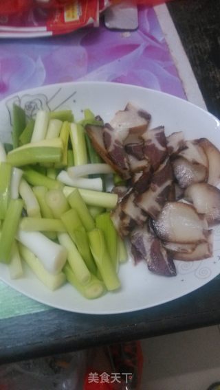 农家蒜苗炒腊肉的做法步骤：2