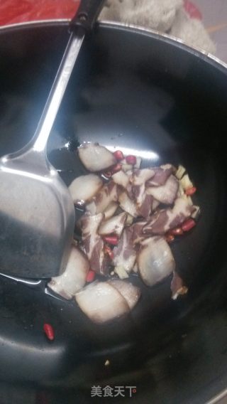 农家蒜苗炒腊肉的做法步骤：4