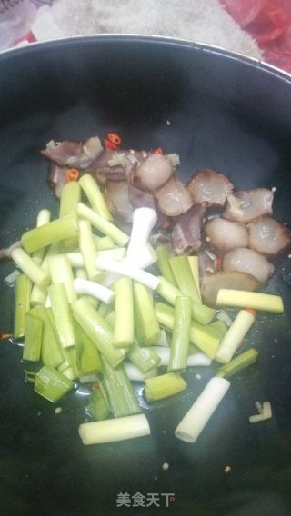 农家蒜苗炒腊肉的做法步骤：5