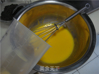 黑芝麻戚风蛋糕的做法步骤：4