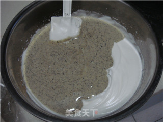 黑芝麻戚风蛋糕的做法步骤：18