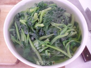 西红柿鸡蛋菠菜面的做法步骤：2