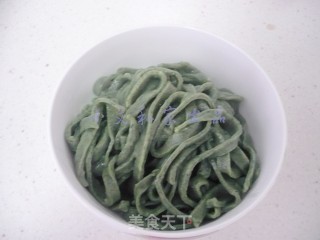 西红柿鸡蛋菠菜面的做法步骤：16