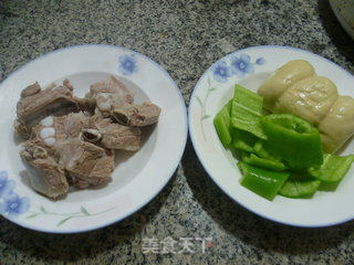 青椒排骨炒素鸡的做法步骤：1