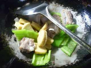 青椒排骨炒素鸡的做法步骤：6