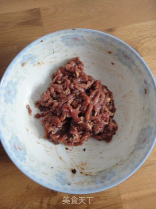 蒜黄炒肉丝的做法步骤：2
