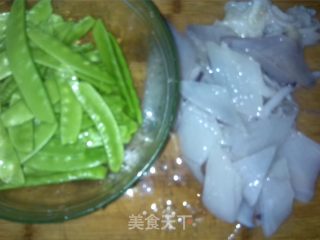 荷兰豆炒鲜鱿的做法步骤：2