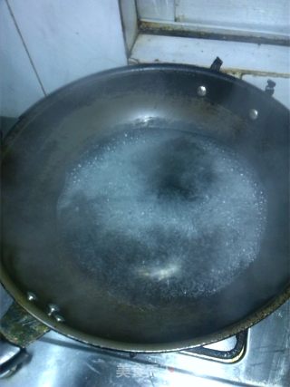 荷兰豆炒鲜鱿的做法步骤：3