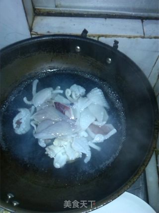 荷兰豆炒鲜鱿的做法步骤：4