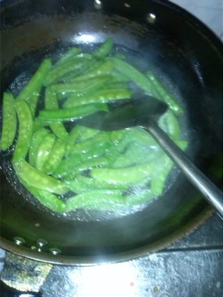 荷兰豆炒鲜鱿的做法步骤：6