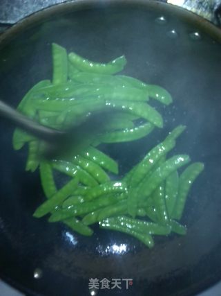 荷兰豆炒鲜鱿的做法步骤：7