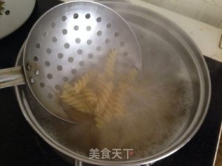鸡肉意面沙拉的做法步骤：2