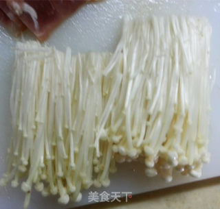 配料简单的金针菇培根卷的做法步骤：2
