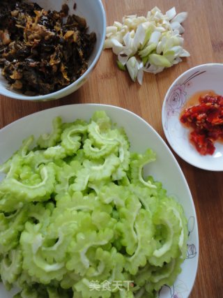 家常菜【酸菜炒苦瓜】的做法步骤：1