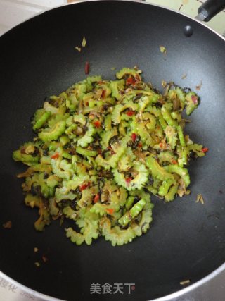 家常菜【酸菜炒苦瓜】的做法步骤：5