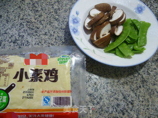香菇荷兰豆拌小素鸡的做法步骤：1