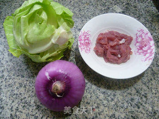里脊肉洋葱炒牛心菜的做法步骤：1