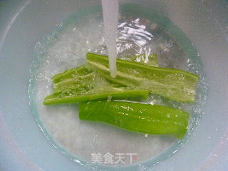 青椒炒大虾的做法步骤：2