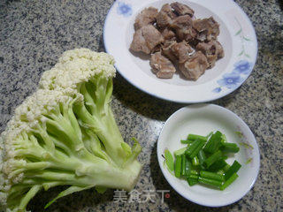 排骨炒花菜的做法步骤：1