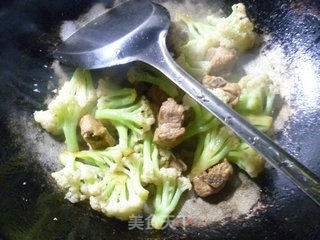 排骨炒花菜的做法步骤：6