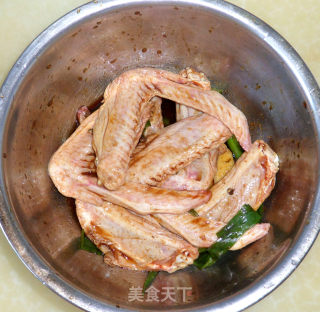 香辣卤鸭翅的做法步骤：1