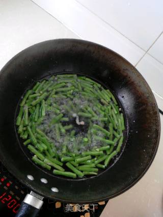 肉炒豇豆的做法步骤：1