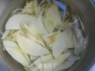 春笋回锅肉的做法步骤：1