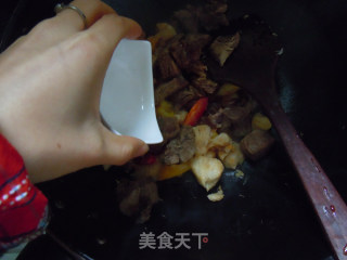 【猴头菇炒牛腩】的做法步骤：9