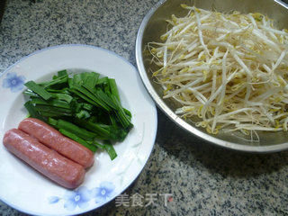 韭菜脆皮肠炒绿豆芽的做法步骤：1