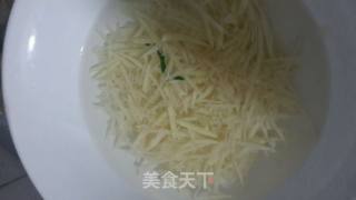 土豆丝饼的做法步骤：1