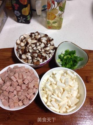 香菇茭白肉丁的做法步骤：1