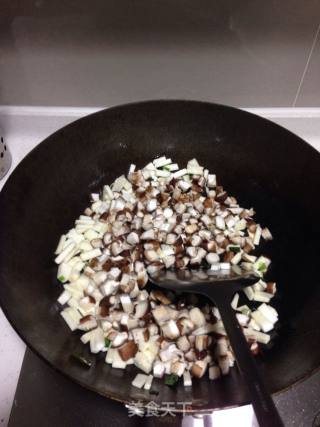 香菇茭白肉丁的做法步骤：3