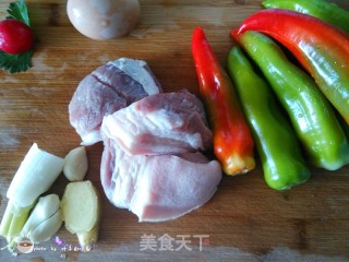 尖椒酿肉的做法步骤：1