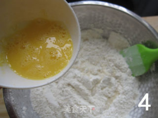 土豆家的第一个披萨----【五彩缤纷腊肠披萨】详细图解过程的做法步骤：4