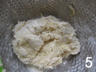 土豆家的第一个披萨----【五彩缤纷腊肠披萨】详细图解过程的做法步骤：5