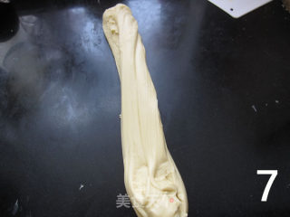 土豆家的第一个披萨----【五彩缤纷腊肠披萨】详细图解过程的做法步骤：7