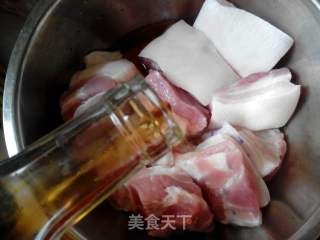 三个小诀窍就能做出一盘浓油赤酱的红烧肉的做法步骤：2