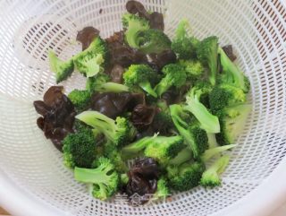 西兰花小炒肉的做法步骤：2