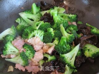 西兰花小炒肉的做法步骤：5