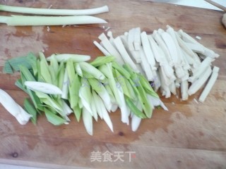 青蒜炒豆干的做法步骤：2