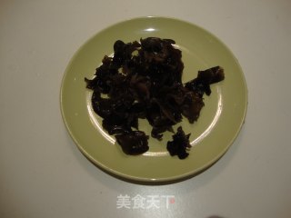 老醋茼蒿木耳花生米的做法步骤：2