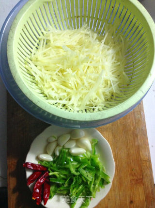 蒜香土豆丝的做法步骤：1