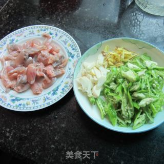青椒蛙肉的做法步骤：3