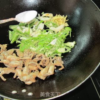 青椒蛙肉的做法步骤：8