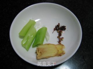 汤浓味美——腊排骨炖土豆的做法步骤：3