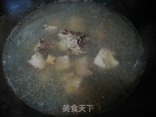 汤浓味美——腊排骨炖土豆的做法步骤：4