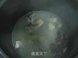 汤浓味美——腊排骨炖土豆的做法步骤：6