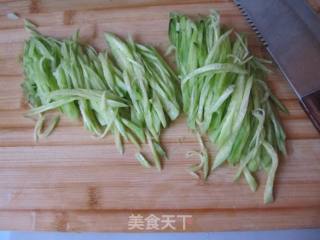 黄瓜拌金针菇的做法步骤：3